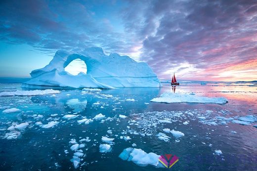 格陵兰迪斯科湾，午夜阳光季节。(Shutterstock)